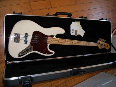 FS: 2009 FENDER MIA jazz body- loaded