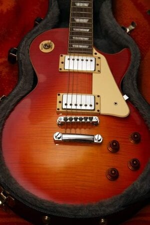 Epiphone Cherryburst Flametop Les Paul.