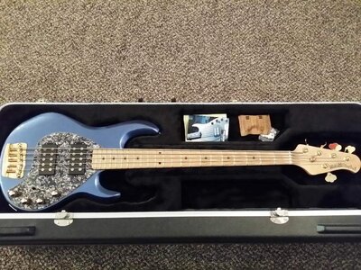 Stingray 5 HH like new, maple neck, gold hardware limited edition