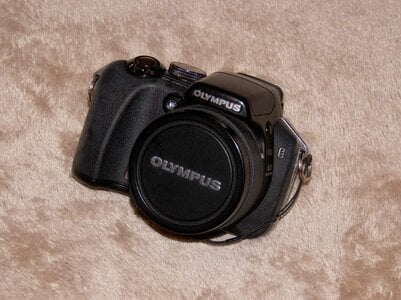 Olympus SP-560UZ 8MP Digital Camera