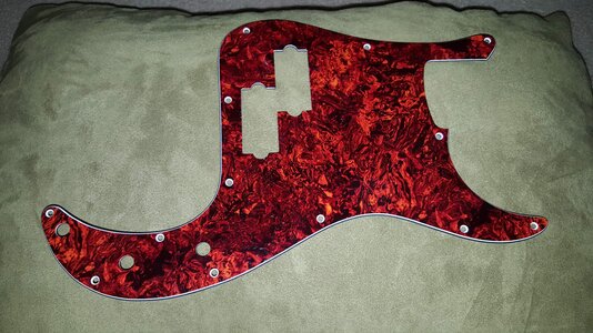 P-Bass tort pickguard