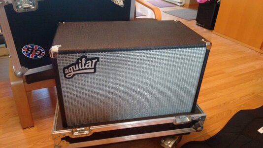 AGUILAR DB-210 w/ Dust Cover & ATA Road Case