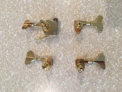 Spector Euro4 gold Schaller tuners, Gotoh D-tuner, strap pegs