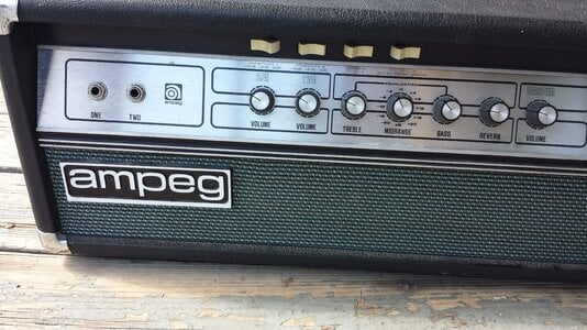 bass amp Ampeg V-4 -tubes