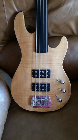 G&L L2K fretless 4