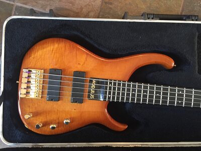 Modulus Q5 Beautiful - Case - Great tone - great action