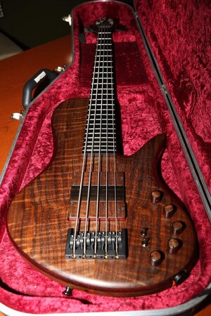 (Trade update)2014 Adamovic Single Cut (The Dark Concept Bass) 33" SCALE