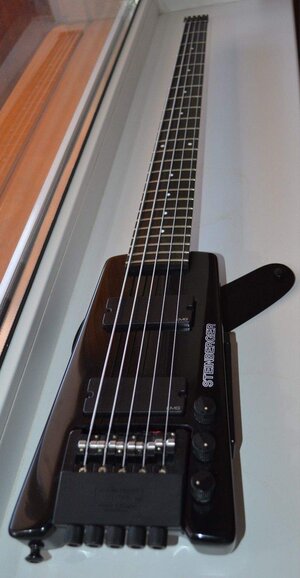 Steinberger XL5W, the "wide 5" L-series graphite headless