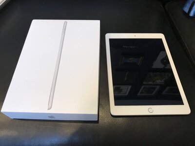 Apple iPad 5th Gen 9.7", 128GB, Space Gray/White Wi-Fi Only - Excellent