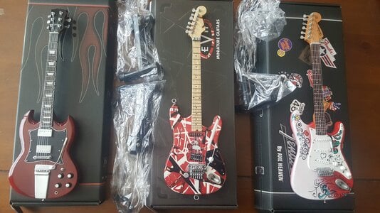 Axe Heaven, set of 3 official mini Guitars