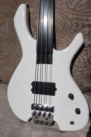 Bogart Blackstone 4-String Fretless Headless - Carbon Graphite