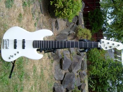 FS: Fender 6-string modded jazz bass (WHITE)