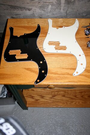 Fender P bass pickguards - Black / White