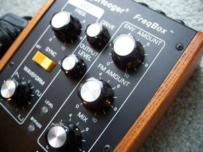 FS/FT:  Moog MF-107 MoogerFooger Freqbox