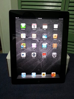 Ipad 2-Jailbroken w/2 Keyboards,Game Controller,sd reader/usb adapters