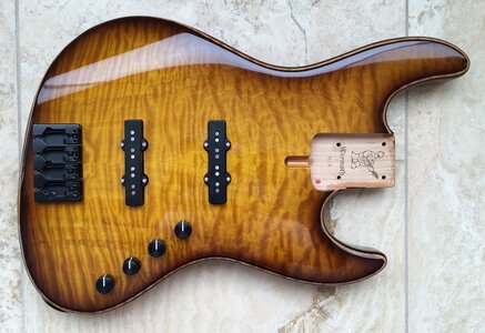 Quilted maple loaded body / Sadowsky pups & pre