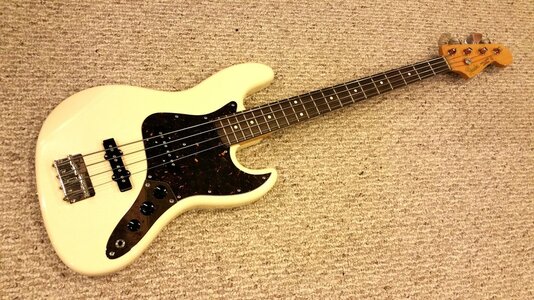 Fender Japan JB62M - 32" Medium Scale Jazz Bass, Olympic White