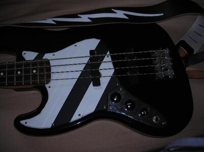 LEFTY FENDER JAZZ w/ EMGs