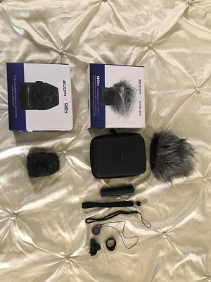 ZOOM Q2N Hi-Def Video Recorder + Accessory Pack