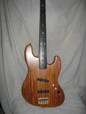 Moon Lined Fretless Bass w/Bartolinis and Hardshell Case