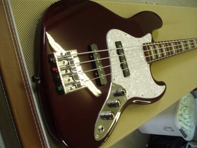 Superb Fender Jazz Bass, BadAss II, Midnite Wine, tan tweed HSC,