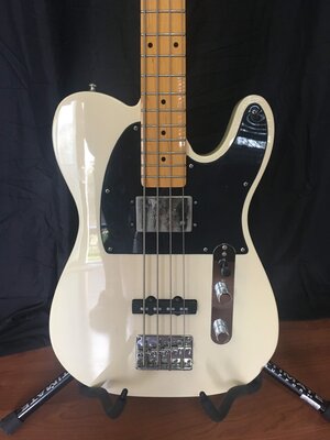 Squier Tele Bass Deluxe