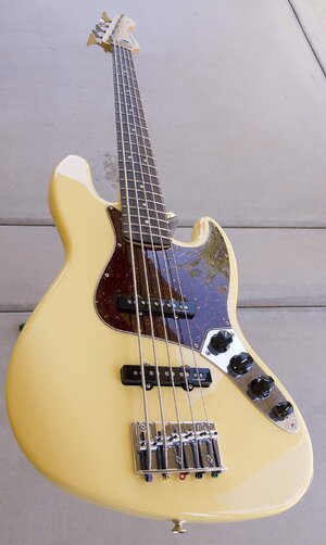 Fender Deluxe Jazz Bass V (MIM) –MINT condition