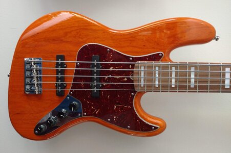 *Reduced* Fender Custom Shop: Active Custom Classic Jazz Bass Ash 5 String