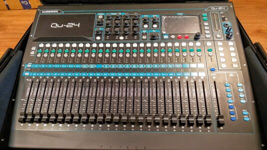 Allen & Heath Qu-24 with case