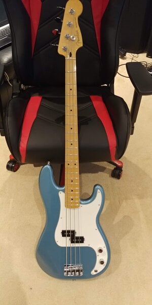 Fender Player P-bass like new, Looking for amps