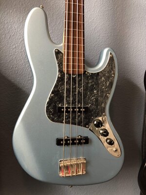 Fender MIM Lined Fretless