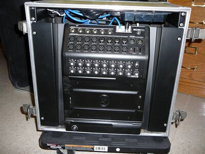 Mackie tabletop Mixer DL1608 (16-ch, 6 aux, 2 mains) Reduced $250