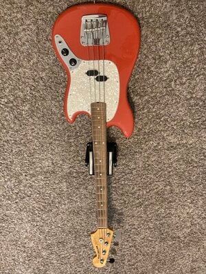 Fender Vintera Mustang Bass +/- MXR M-80 DI+