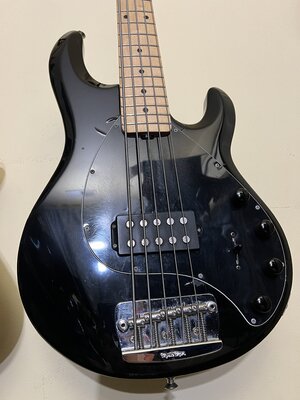 Music Man Stingray 5 black with hard case