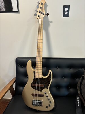 XOTIC XJ-1T Lightweight 5 string bass