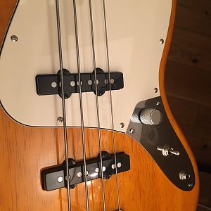 Squier Vintage Modified '77 jazz bass with master volume and 3-way pickup selector switch