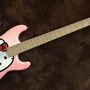 Hello Kitty bass