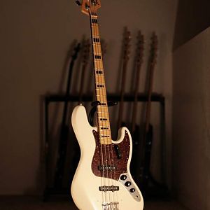 fender jazz white