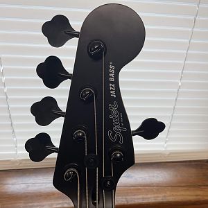 Squier jazz v headstock